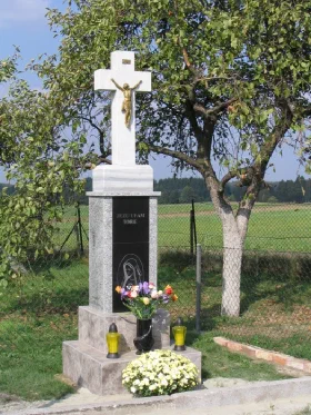 Nowy krzyż na końcu ulicy Adamowickiej — posesja państwa Falkus