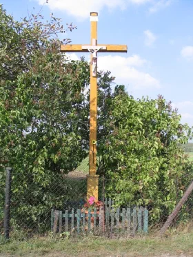 Stary krzyż na końcu ulicy Adamowickiej — posesja państwa Falkus