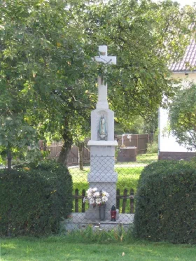 Krzyż na ulicy Wiejskiej — posesja państwa Franoszów