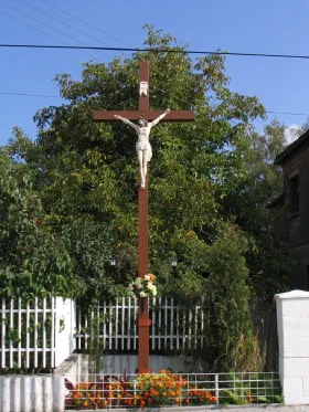 Krzyż na ulicy Wiejskiej — posesja państwa Gabryś