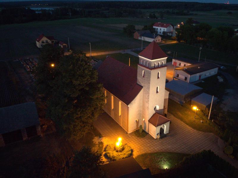 Kościół św. Anny w Babicach nocą